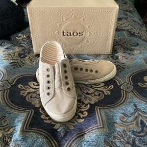 Taos step-in Mules size 8.5 (but run closer to 7.5 or 8)